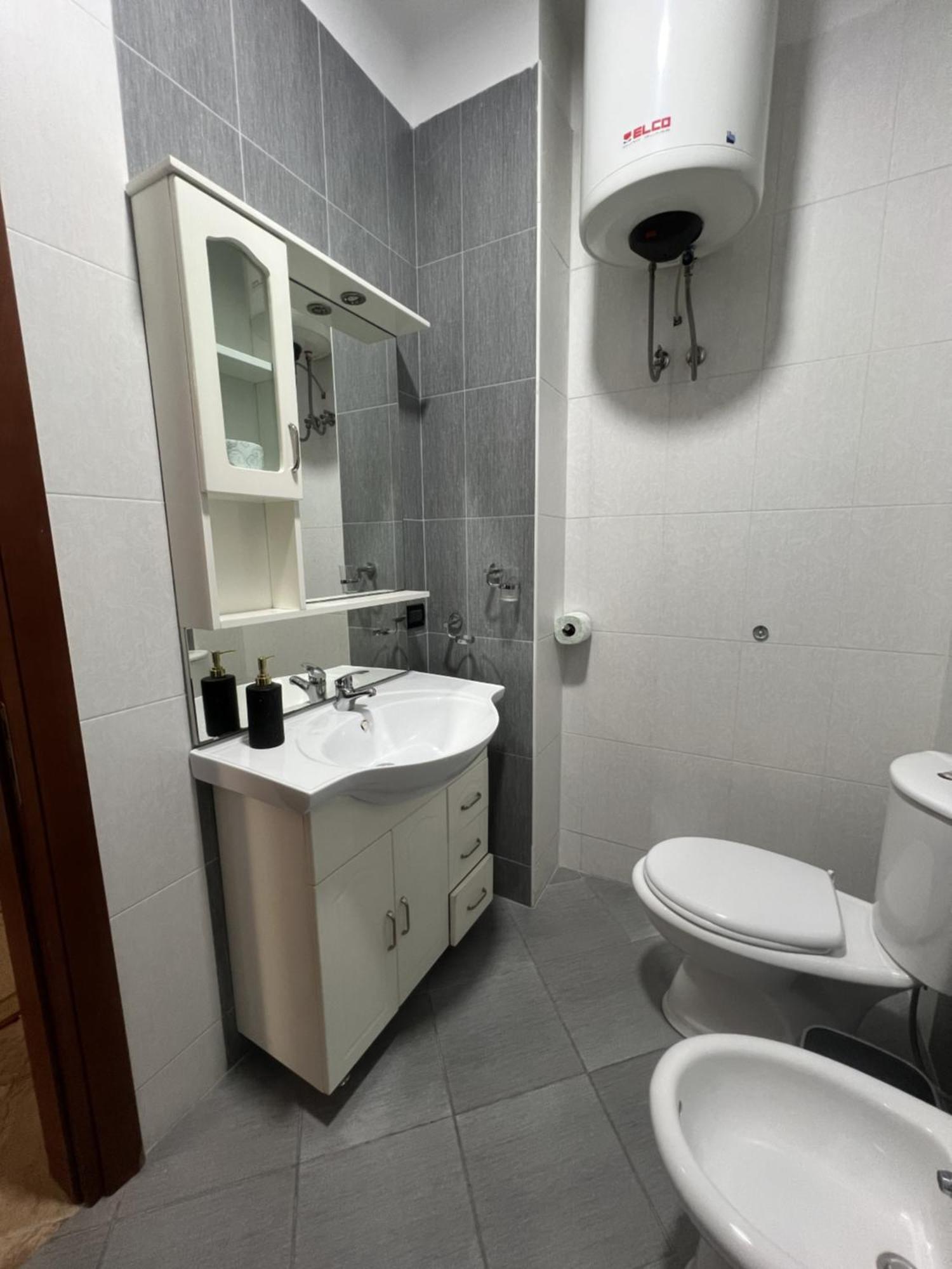 Elly Apartment Durres Bagian luar foto