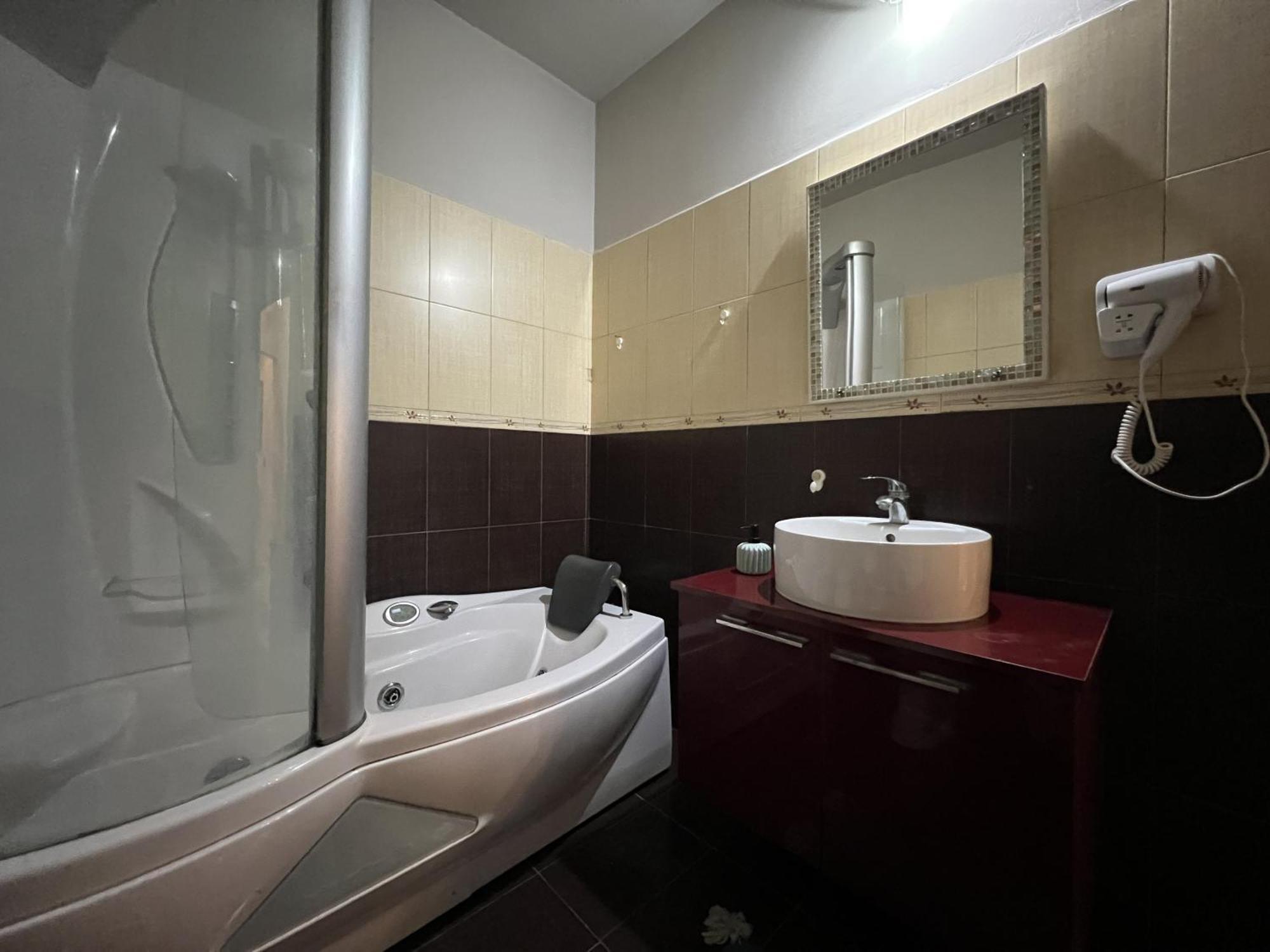 Elly Apartment Durres Bagian luar foto